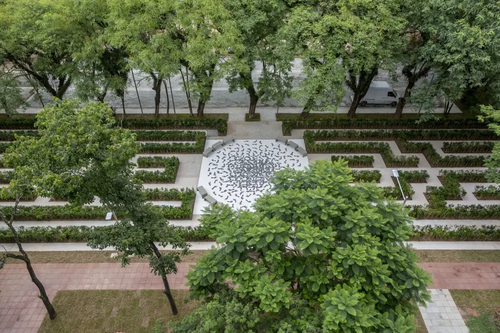 Praça Mundo, 2017 — Porcelanato recortado digitalmente e paisagismo em labirinto