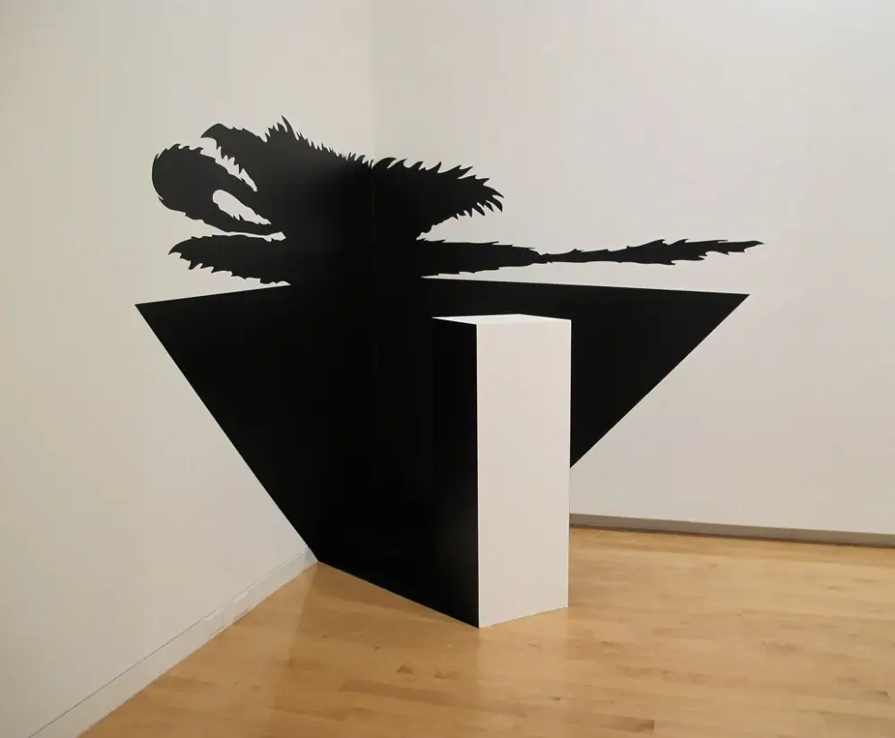 Masterpieces (In Absentia): Meret Oppenheim, 2012 — Vinil adesivo e pedestal de madeira