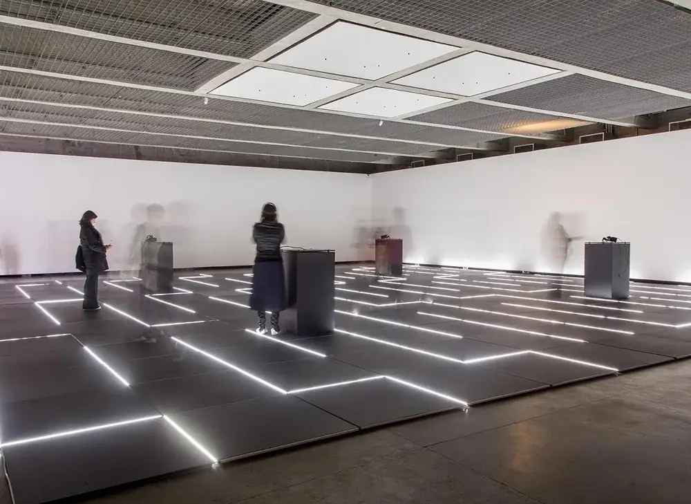 Borders, 2018 — Ambiente imersivo em realidade virtual, placas de linóleo e LED