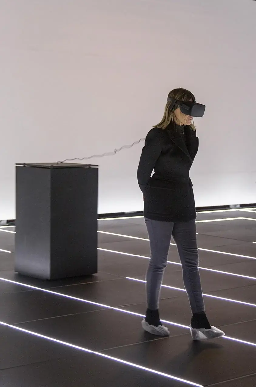 Borders, 2018 — Ambiente imersivo em realidade virtual, placas de linóleo e LED
