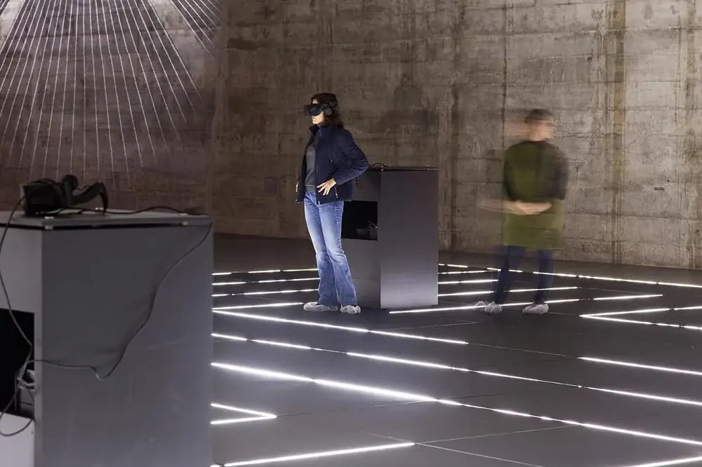 Borders, 2018 — Ambiente imersivo em realidade virtual, placas de linóleo e LED
