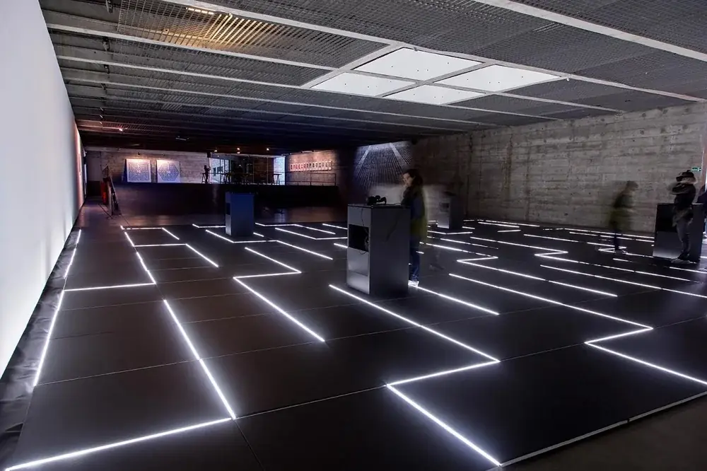 Borders, 2018 — Ambiente imersivo em realidade virtual, placas de linóleo e LED