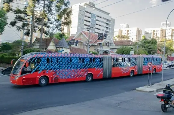 Casulos, 2013 — Vinil adesivo sobre ônibus e abrigo de ônibus.