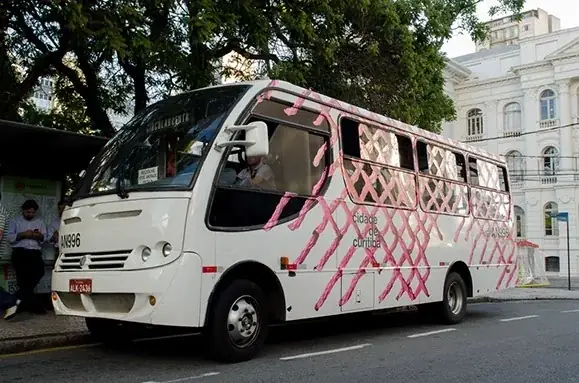 Casulos, 2013 — Vinil adesivo sobre ônibus e abrigo de ônibus.