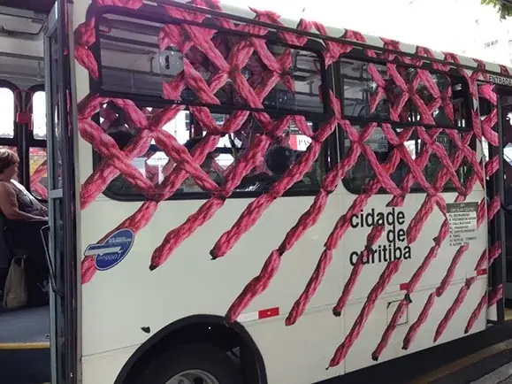 Casulos, 2013 — Vinil adesivo sobre ônibus e abrigo de ônibus.