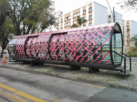 Casulos, 2013 — Vinil adesivo sobre ônibus e abrigo de ônibus.