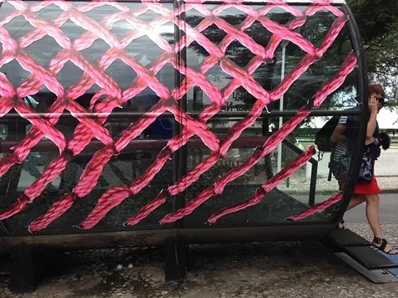 Casulos, 2013 — Vinil adesivo sobre ônibus e abrigo de ônibus.