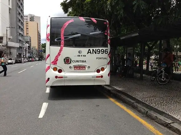 Casulos, 2013 — Vinil adesivo sobre ônibus e abrigo de ônibus.