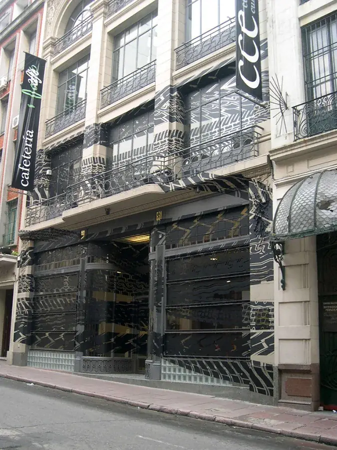 Derrapando, 2004 — Vinil adesivo e pintura