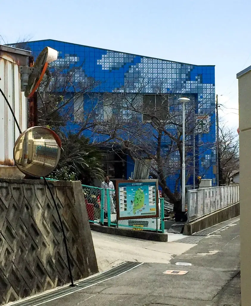 Dreaming of Blue, 2016 — Estêncil sobre fachada