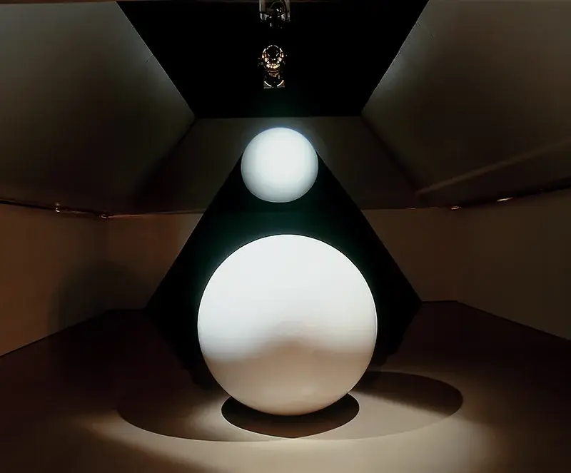 Equinócio, 2002 — Esfera de madeira, tinta industrial e projeção de imagem