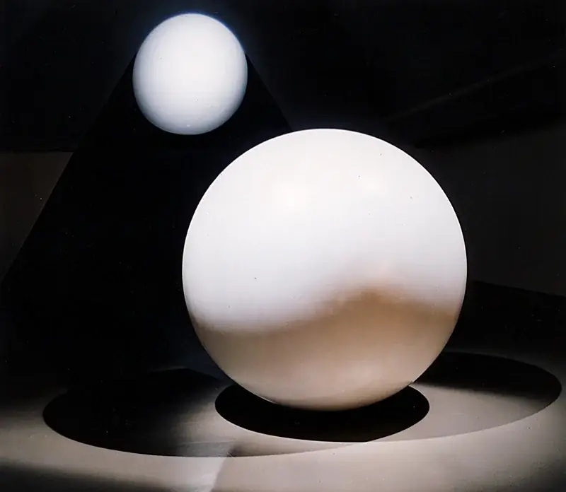 Equinócio, 2002 — Esfera de madeira, tinta industrial e projeção de imagem