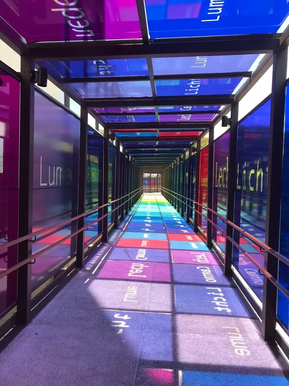 Glossário (Rainbow), 2019 — Vinil adesivo sobre vidro