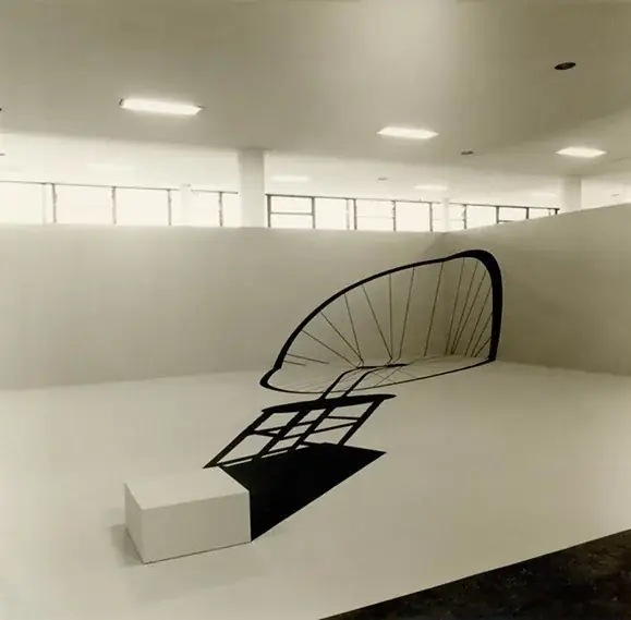 In Absentia M.D., 1983 — Látex sobre piso de cimento e painéis de madeira