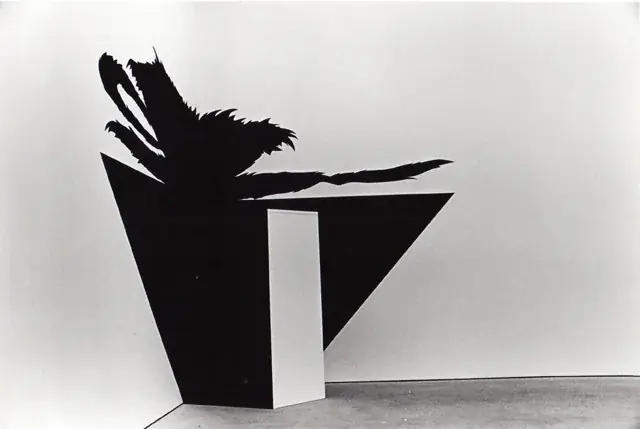 Masterpieces (In Absentia): Meret Oppenheim, 2012 — Vinil adesivo e pedestal