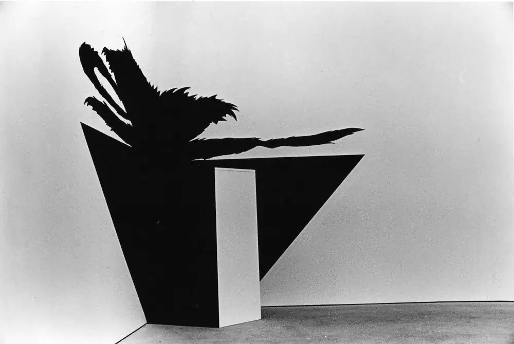 Masterpieces (In Absentia): Meret Oppenheim, 2012 — Vinil adesivo e pedestal de madeira