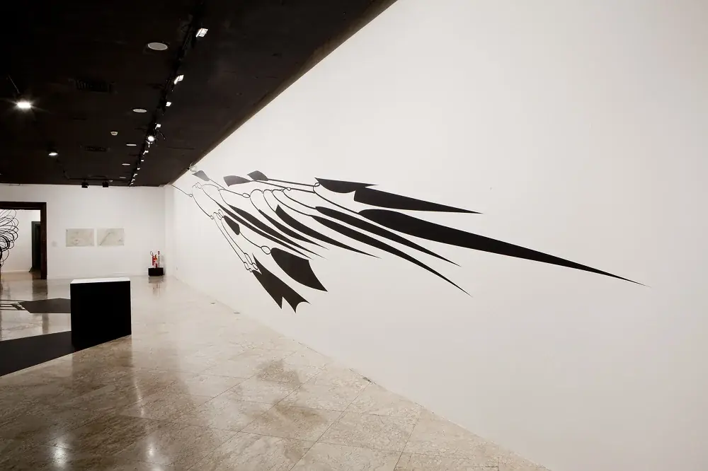 Masterpieces (In Absentia): Meret Oppenheim, 2012 — Vinil adesivo e pedestal de madeira