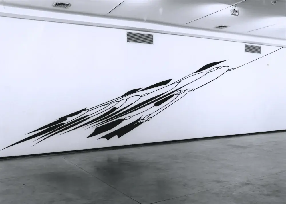 Masterpieces (In Absentia): Meret Oppenheim, 2012 — Vinil adesivo e pedestal de madeira
