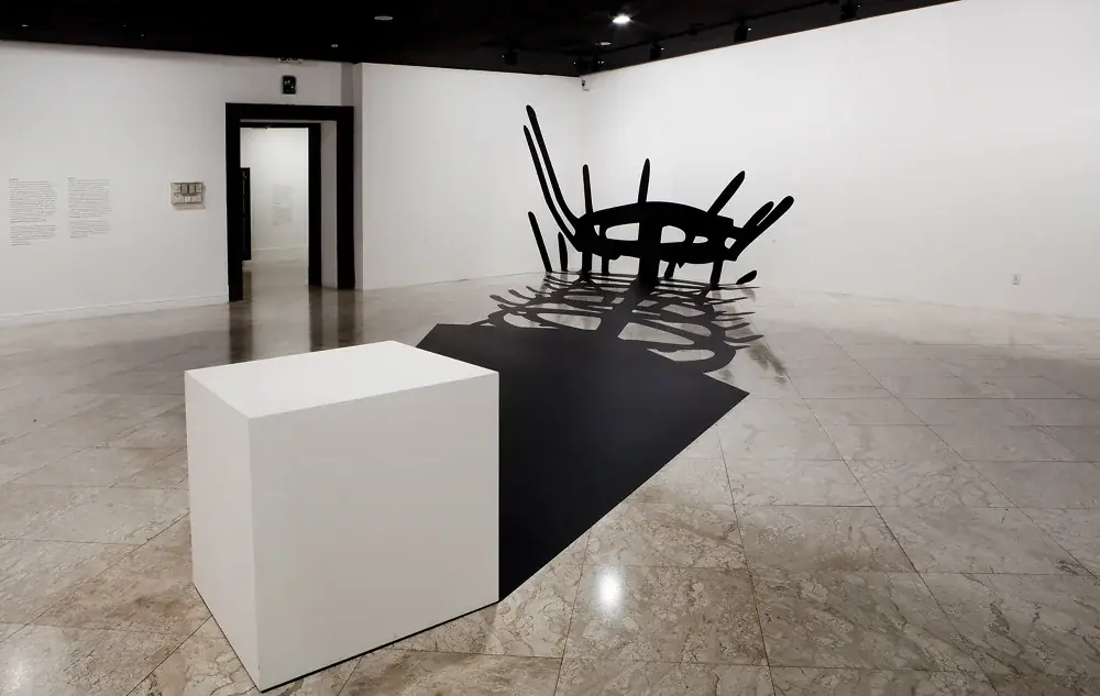 Masterpieces (In Absentia): Meret Oppenheim, 2012 — Vinil adesivo e pedestal de madeira