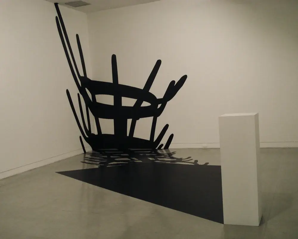 Masterpieces (In Absentia): Meret Oppenheim, 2012 — Vinil adesivo e pedestal de madeira