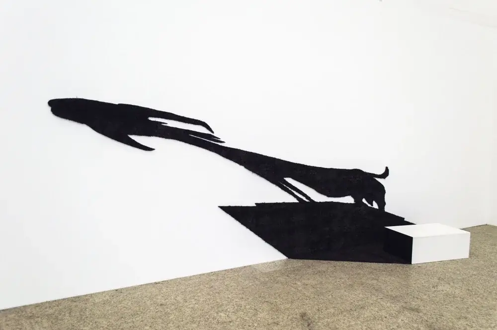 Masterpieces (In Absentia): Meret Oppenheim, 2012 — Vinil adesivo e pedestal de madeira