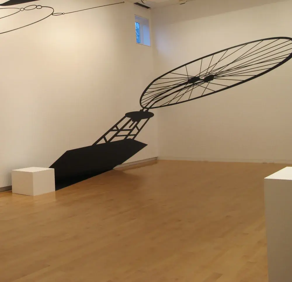 Masterpieces (In Absentia): Meret Oppenheim, 2012 — Vinil adesivo e pedestal de madeira