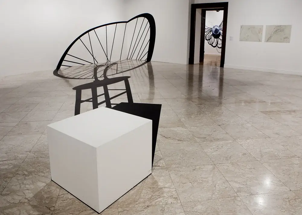 Masterpieces (In Absentia): Meret Oppenheim, 2012 — Vinil adesivo e pedestal de madeira