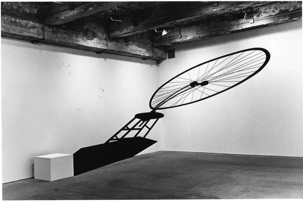 Masterpieces (In Absentia): Meret Oppenheim, 2012 — Vinil adesivo e pedestal de madeira