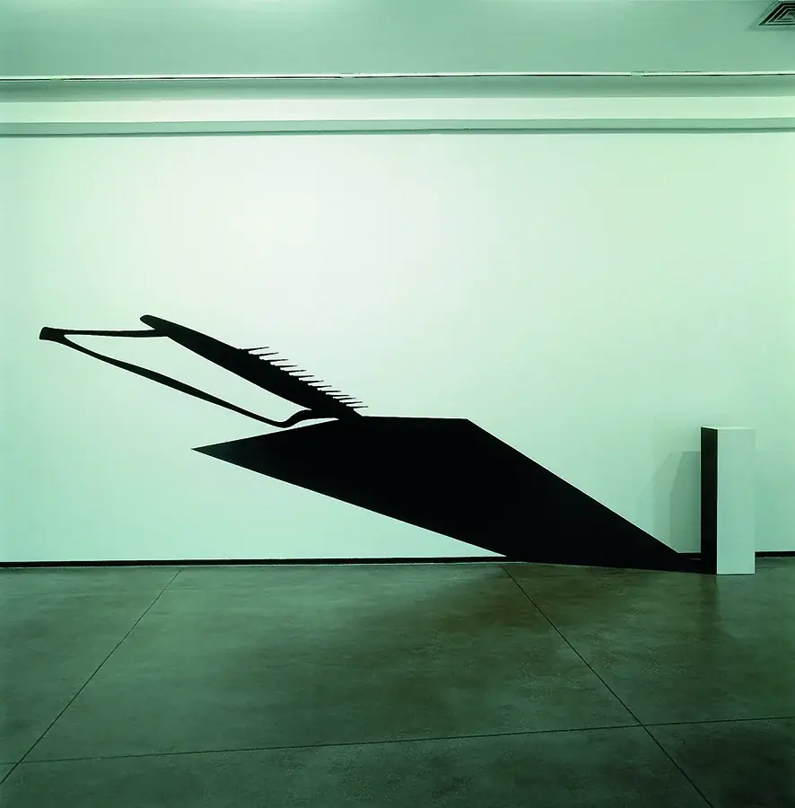 Masterpieces (In Absentia): Meret Oppenheim, 2012 — Vinil adesivo e pedestal de madeira