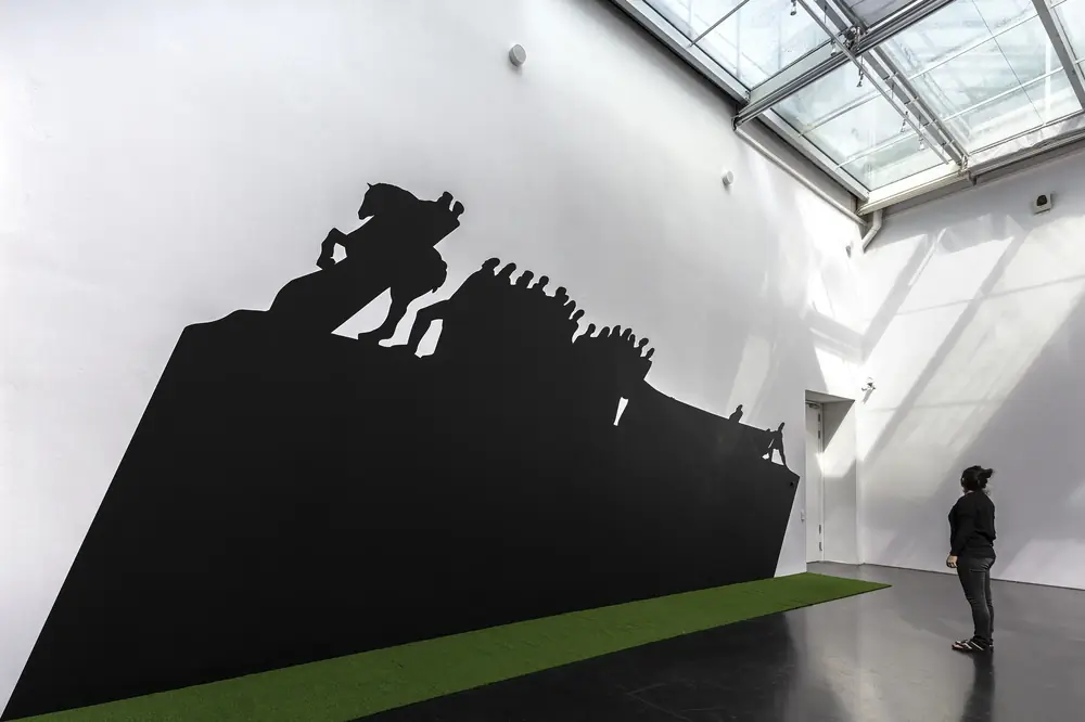 Monudentro, 2024 — Vinil adesivo e grama artificial