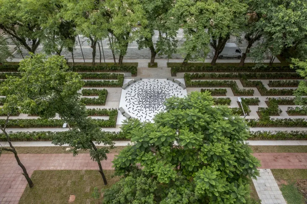 Mundo, 2017 — Porcelanato recortado digitalmente e paisagismo em labirinto