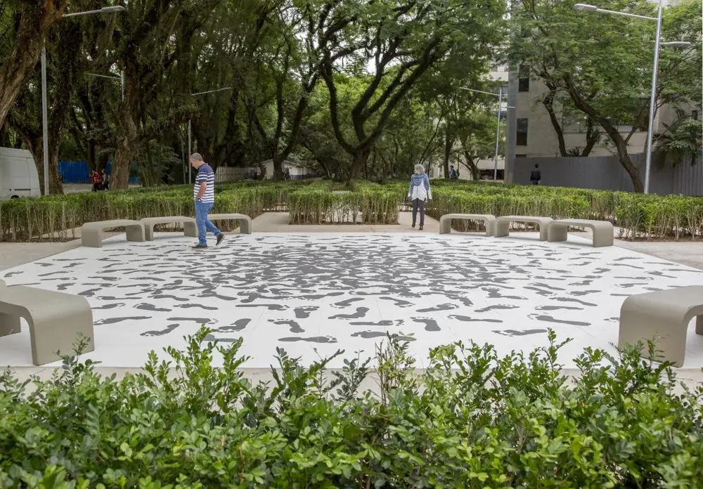 Mundo, 2017 — Porcelanato recortado digitalmente e paisagismo em labirinto