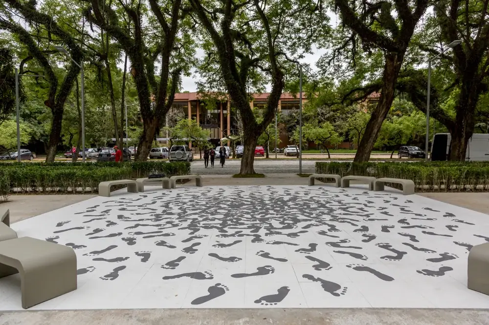 Mundo, 2017 — Porcelanato recortado digitalmente e paisagismo em labirinto