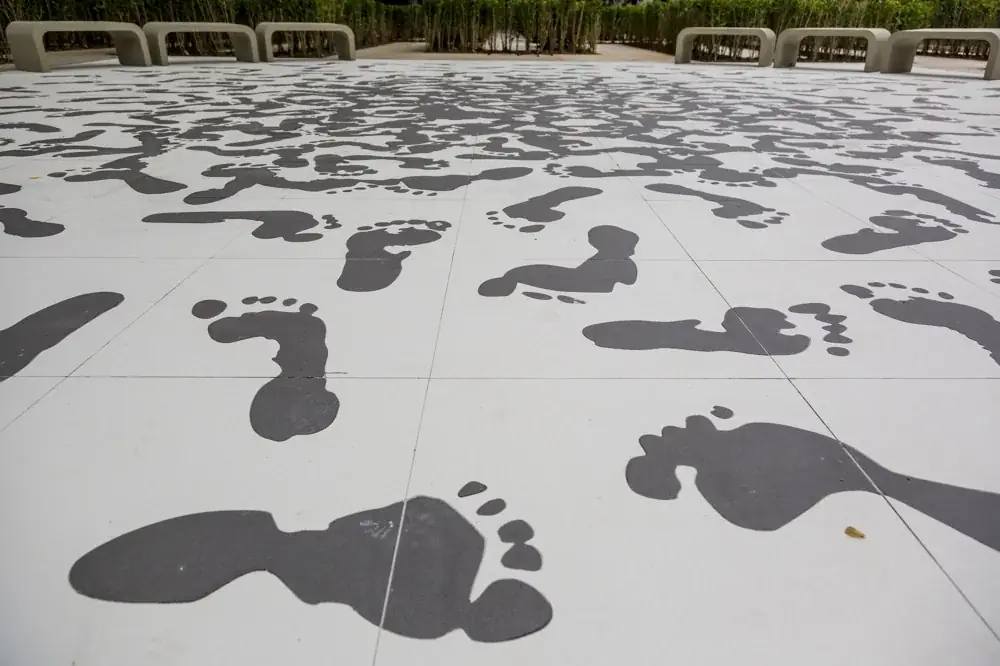 Mundo, 2017 — Porcelanato recortado digitalmente e paisagismo em labirinto