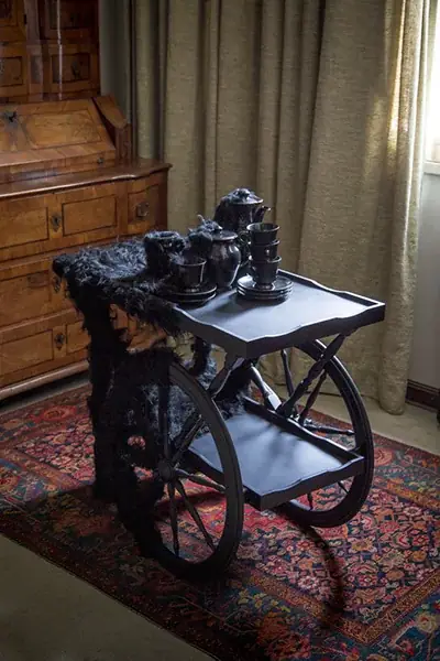 Mutante II, 2016 — Sobrevidrado em porcelana, madeira, pintura automotiva e pelo artificial
