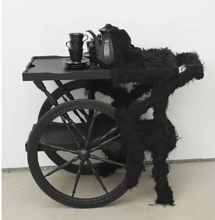 Mutante II, 2016 — Sobrevidrado em porcelana, madeira, pintura automotiva e pelo artificial