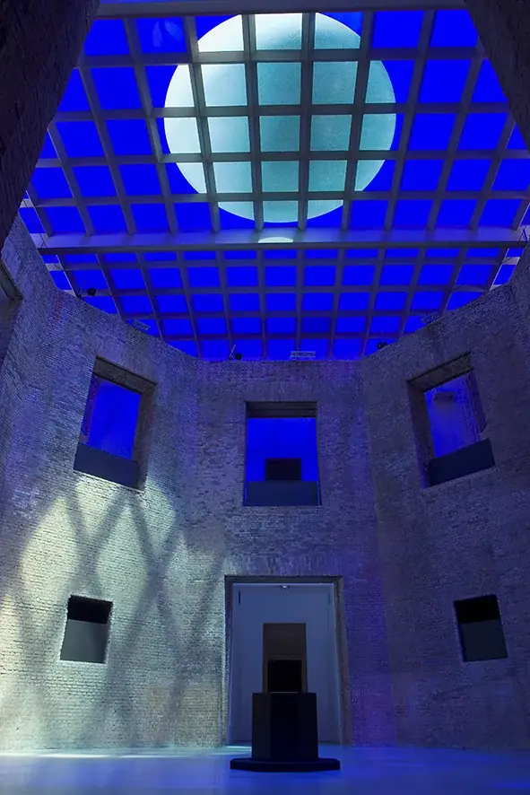 Observatório, 2006 — Impressão sobre vinil adesivo (teto), madeira e caixa de luz