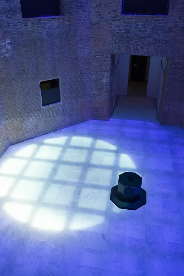 Observatório, 2006 — Impressão sobre vinil adesivo (teto), madeira e caixa de luz