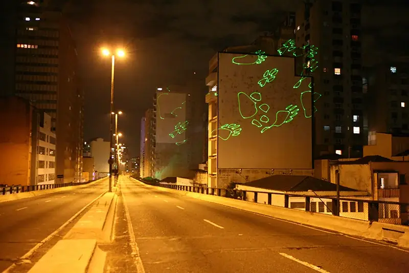 Passeio Selvagem, 2009 — Animação digital, projeção a laser