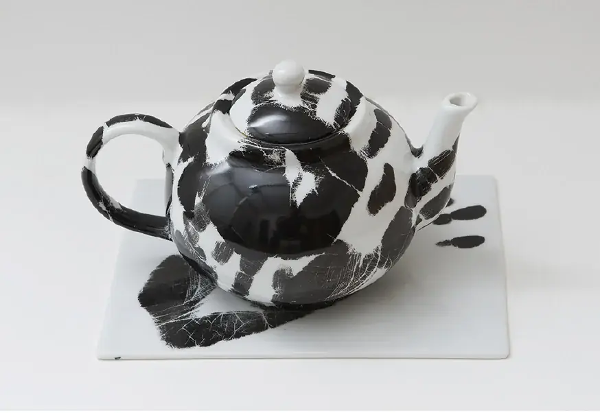 Cover, 2015 — Sobre-vidrado em porcelana
