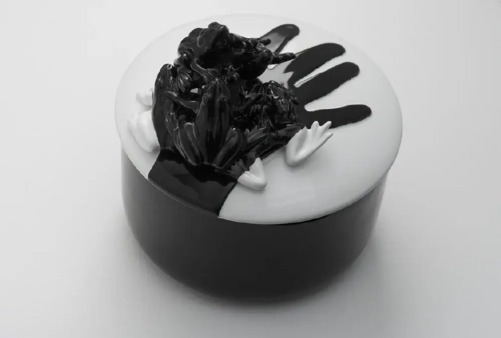 Cover, 2015 — Sobre-vidrado em porcelana