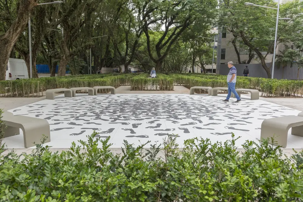 Praça Mundo, 2017 — Porcelanato recortado digitalmente e paisagismo em labirinto