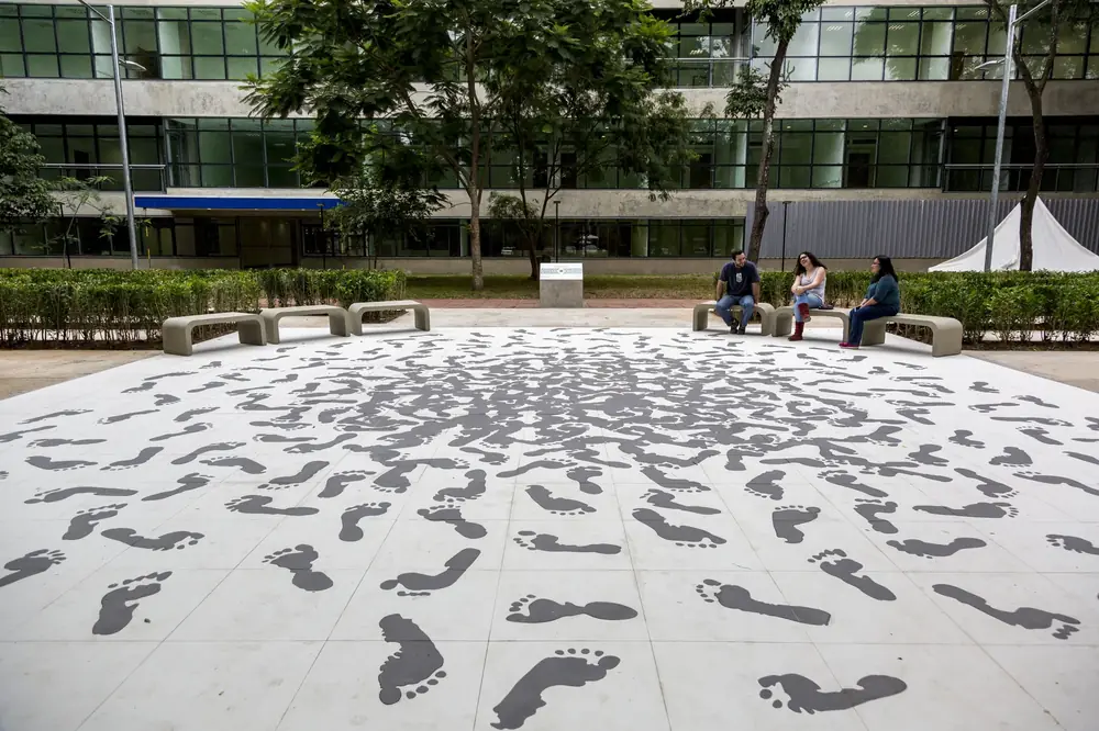 Praça Mundo, 2017 — Porcelanato recortado digitalmente e paisagismo em labirinto