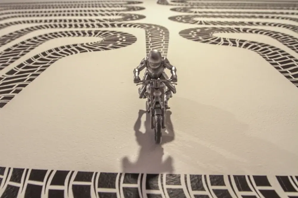 Snake, 2007 — Vinil adesivo e motos de brinquedo