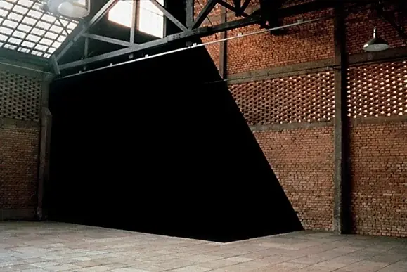 Solombra, 1990 — Holofote, poliestireno preto e recorte de tapete preto