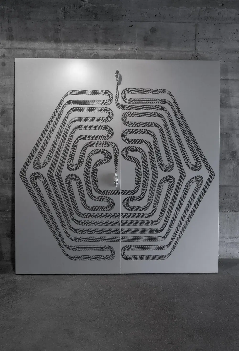 Track Series (Snake), 2018 — Gravação sobre chapa de acm e moto de brinquedo