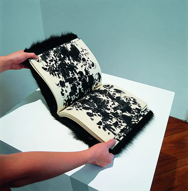 Wild Book, 1997 — Serigrafia sobre feltro e pêlo animal
